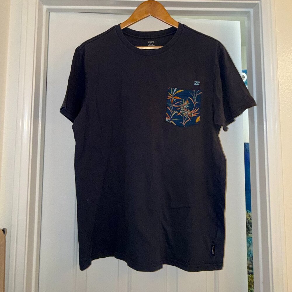 Billabong Premium Pocket Tee Peacock Print Back Graphic Surf Shirt Size L